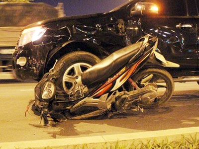 Va chạm với ô tô, 3 thanh niên "bay" trên đại lộ trong đêm
