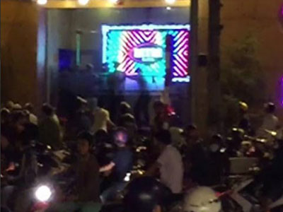 Bắt 2 thanh niên dùng mã tấu chém nhau trước quán bar