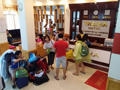 Du khách bị ép trả phòng khi bị kẹt ở Cô Tô vì mưa lũ