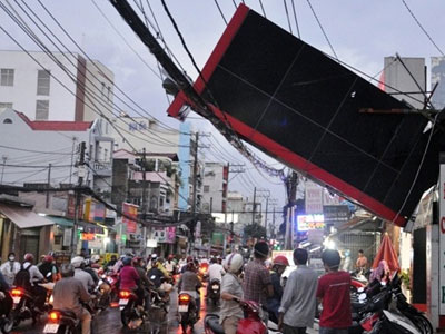 Giao thông Sài Gòn rối loạn sau trận dông bất ngờ