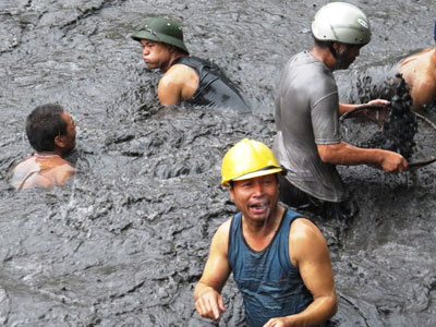 Ngụp dưới nước lũ đen ngòm vớt than bất chấp nguy hiểm