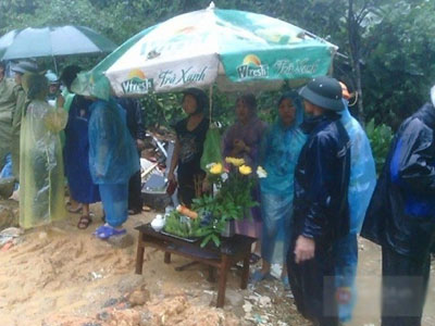 Nước mắt hòa lẫn nước mưa ở nơi sạt lở vùi lấp 9 người trong một gia đình