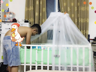 Phan Hiển trổ tài làm "vú em" khi Khánh Thi đi vắng