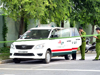 Tài xế gục chết trong taxi bốc khói nghi tự tử