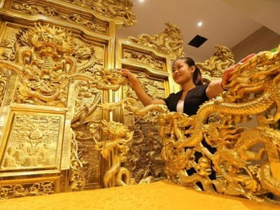 Tận mục ngai vàng được dát từ 20.000 tấm vàng miếng
