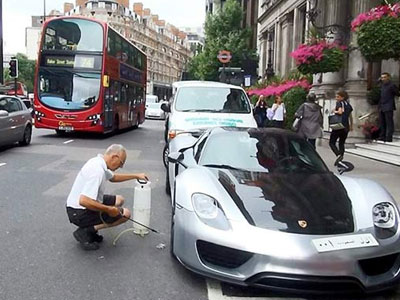 Tỉ phú Arab rửa xe, đường phố London rối loạn