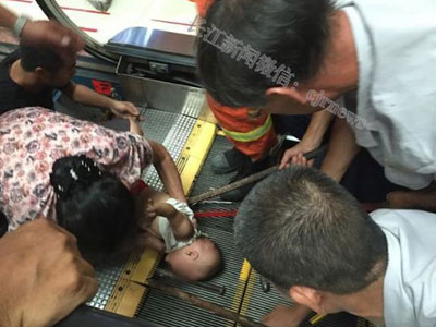 Trung Quốc: Em bé 1 tuổi bị cuốn vào thang máy siêu thị