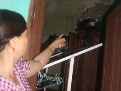 Em bé thoát chết trong lũ nhờ "trốn" trên... nóc tủ