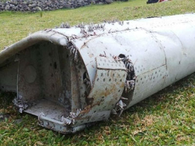 Malaysia cử chuyên gia xác minh mảnh vỡ nghi của MH370