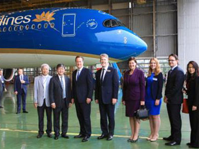 Thủ tướng Anh David Cameron thăm "siêu máy bay" A350-900 XWB của Vietnam Airlines