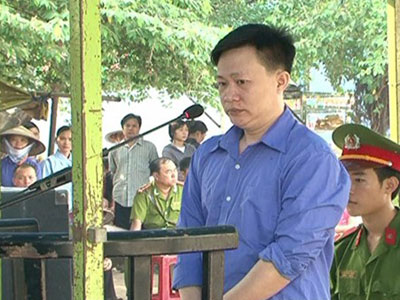 "Tức nước vỡ bờ" chồng phi dao thẳng vào ngực, khiến vợ tử vong