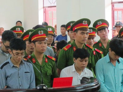 9X cầm đầu nhóm côn đồ truy sát người trên phố