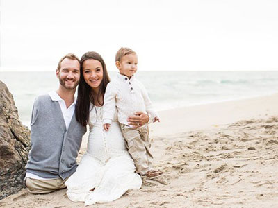 Bộ ảnh Nick Vujicic bên vợ đẹp con ngoan gây sốt