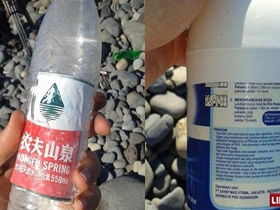 Chai nước Trung Quốc dạt gần cánh máy bay nghi của MH370