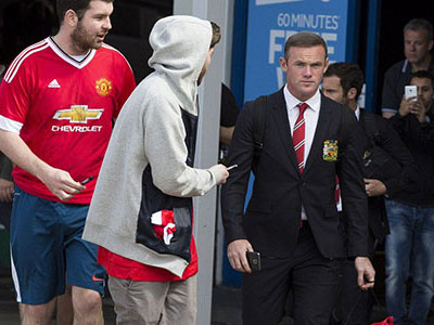 M.U hồi hương, thầy trò Van Gaal như tài tử điện ảnh