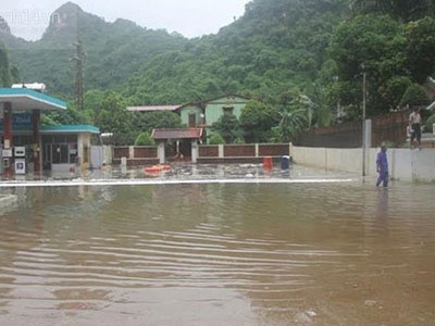 Quảng Ninh: Rò rỉ bồn chứa, hàng ngàn lít xăng chảy loang lổ cùng nước lũ