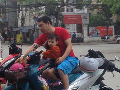 Quang Thắng chở con trai trên chiếc xe máy cũ gây chú ý