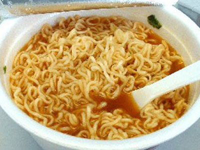 Tác hại đáng sợ của việc ăn nhiều mì tôm