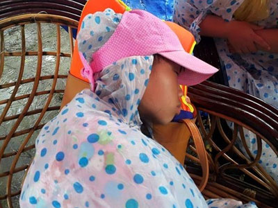 Trẻ em vạ vật chờ tàu, mì tôm 50.000đ/gói ở vùng mưa lũ Cô Tô