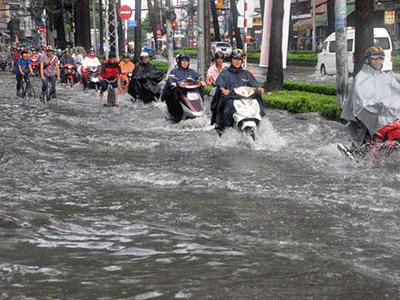 Chùm ảnh: "Rẽ sóng" về nhà trên đường phố TPHCM