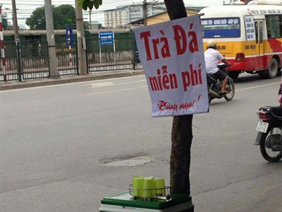 Công an phường trả lại bình trà đá miễn phí tịch thu của dân