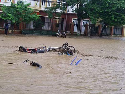 Vỡ đập ở Điện Biên, xe máy trôi khắp phố