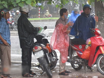 Hà Nội: Thu tiền triệu mỗi giờ từ việc bán áo mưa mặc 1 lần