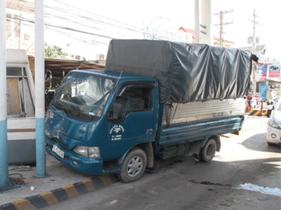 Xe tải húc văng cabin trạm thu phí ở Bình Dương