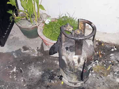 Cháy phòng trọ, thanh niên liều mình mang bình gas cháy sém ra ngoài