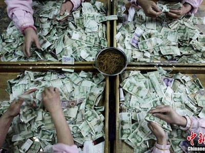 Choáng với cảnh đếm tiền hàng ngày của một công ty vận tải công cộng