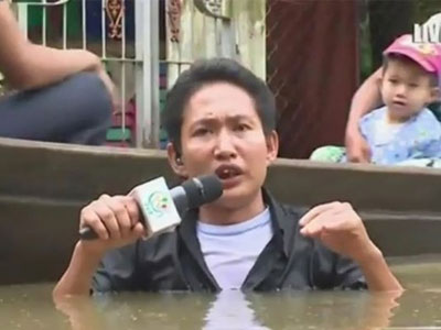 Clip: Phóng viên đằm mình dưới dòng nước lũ để đưa tin gây sốt