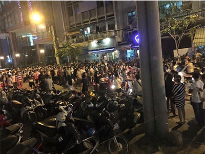 Đám đông hàng trăm bạn trẻ tụ tập làm náo loạn phố Nguyễn Huệ