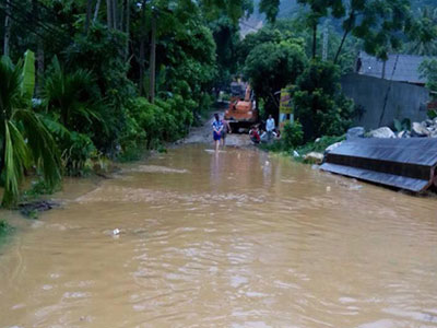 Nhiều bản làng ở Thanh Hóa bị cô lập trong nước lũ