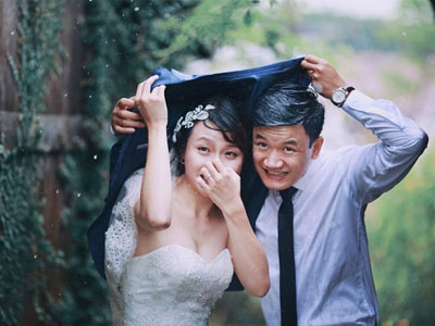 Bộ ảnh cưới "dưới trời mưa bão" độc - đẹp và lạ mắt của cặp đôi Hà thành