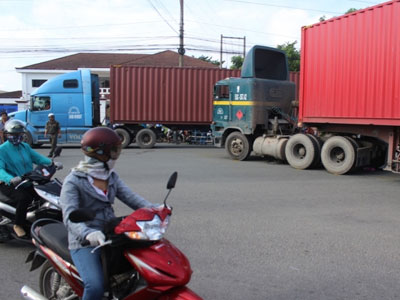 Người phụ nữ chết thảm vì bị cuốn vào gầm container