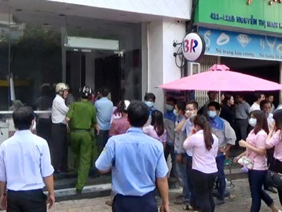Quán kem nổ lớn, chục nữ nhân viên trèo qua mái nhà thoát thân