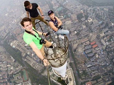 Rộ chụp ảnh "tự sướng" trên tòa nhà chọc trời ở Trung Quốc