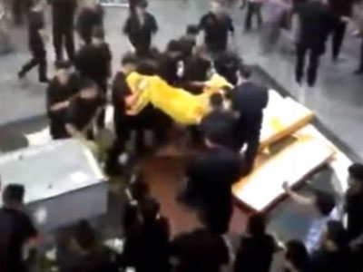 Thân nhân mang xác người phụ nữ chết trong thang cuốn đến biểu tình ở trung tâm thương mại
