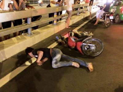 Xe máy đi ngược chiều trên cầu Nhật Tân gây tai nạn rồi bỏ chạy