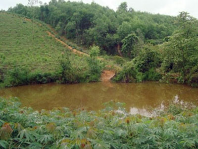 Bố lặn vớt thi thể con gái đuối nước dưới ao