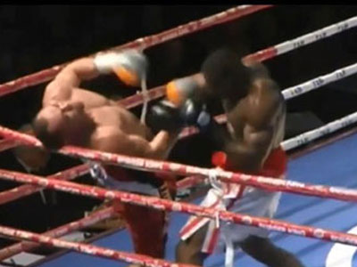 Choáng với cú knock-out "tàn bạo" khiến đối thủ rơi khỏi sàn đấu của võ sỹ Izu Ugonoh