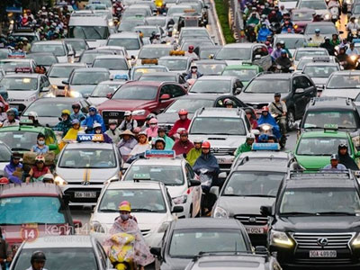 Hà Nội mưa liên tục nhiều ngày, dịch vụ taxi được dịp "đắt khách"