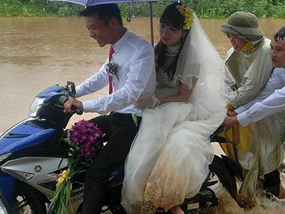 Ảnh cô dâu, chú rể cười tươi trong mưa lũ hút dân mạng