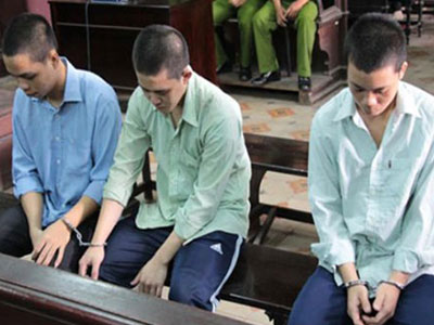 Bị đánh hội đồng dã man vì ôm bạn gái của người khác