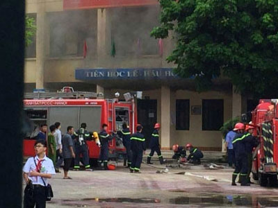 Cháy ở trường THCS Dịch Vọng: Học sinh sơ tán khẩn cấp