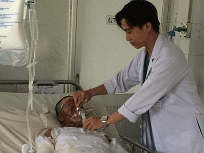 Chồng chết, vợ nguy kịch vì tưới xăng tự thiêu