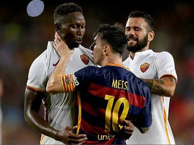 Sốc: Messi húc đầu, túm cổ "tẩn" đối thủ