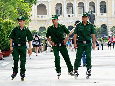 Trượt patin tuần tra phố đi bộ Nguyễn Huệ