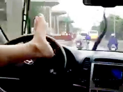 Clip: “Biểu diễn” lái ô tô bằng chân trên đường phố Hà Nội