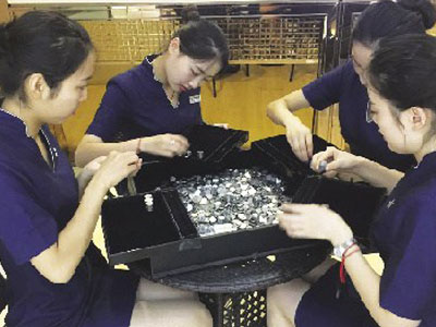Mang 150kg tiền xu mua nhẫn kim cương cầu hôn bạn gái